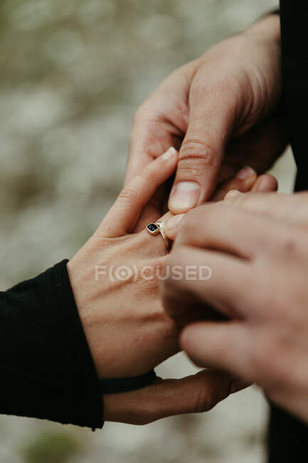 Homme met bague de fiançailles personnalisée sur son doigt post proposition — Photo de stock