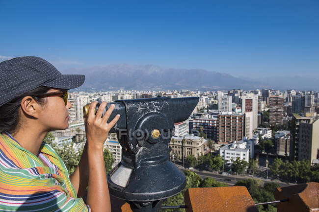 Frau mit Blick auf Santiago auf dem Hügel Santa Lucia, Chile — Stockfoto