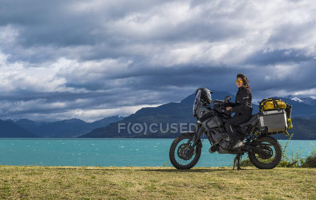 Жінка сидить на мотоциклі Enduro Touring в Лаго-Ріо-Транквілло. — стокове фото