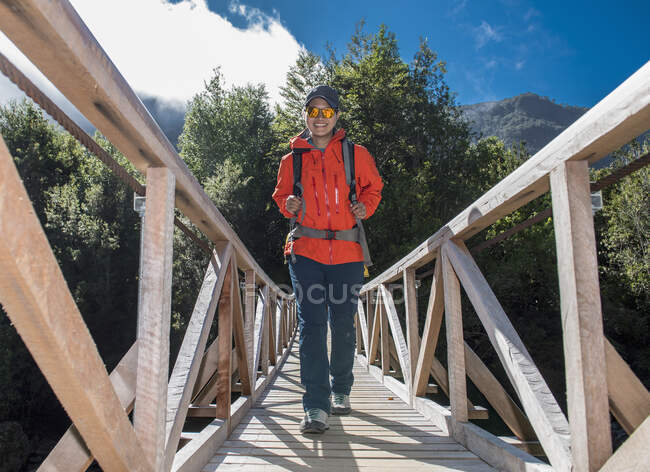 Mulher atravessando ponte de madeira em Caleta Gonzalo no Chile — Fotografia de Stock