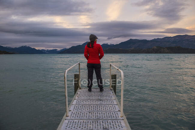 Donna in piedi sul molo al Lago Rio Tranquillo, Carretera Austral — Foto stock
