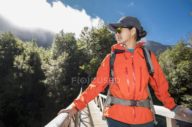 Mulher atravessando ponte de madeira em Caleta Gonzalo no Chile — Fotografia de Stock