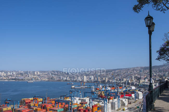 Vista elevada del puerto de Valparaíso, Chile - foto de stock