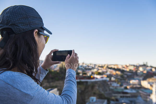 Mulher fotografando com smartphone, Valparaíso no Chile — Fotografia de Stock