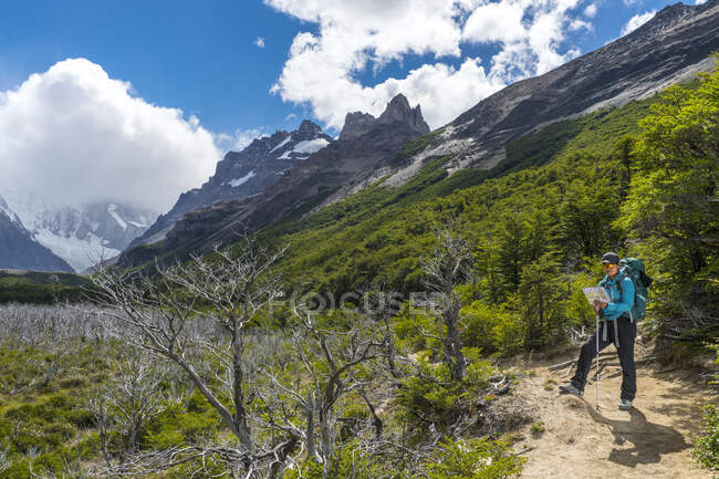 Randonnée pédestre femme dans la Cordillère des Andes vers Cerro Torre — Photo de stock