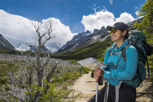 Mulher caminhando na Cordilheira dos Andes em direção ao Cerro Torre — Fotografia de Stock