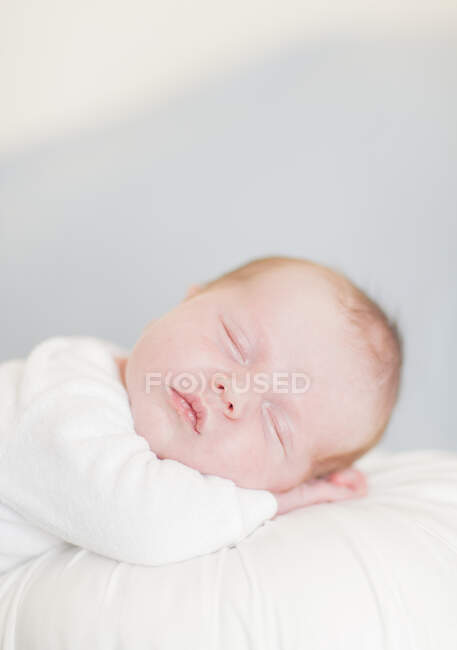 Новорожденный мальчик спит рядом — стоковое фото