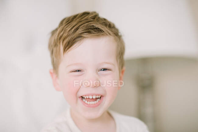 Портрет дошкольника, смеющегося над камерой — стоковое фото
