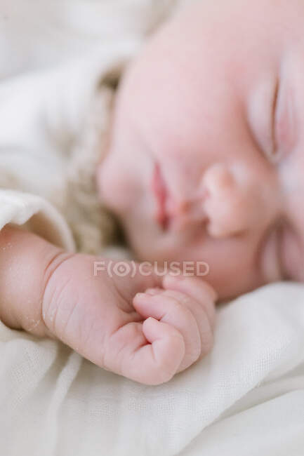 Primer plano de la mano de un recién nacido dormido - foto de stock