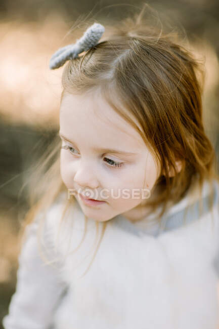Toddle menina de cima, close-up ao ar livre — Fotografia de Stock