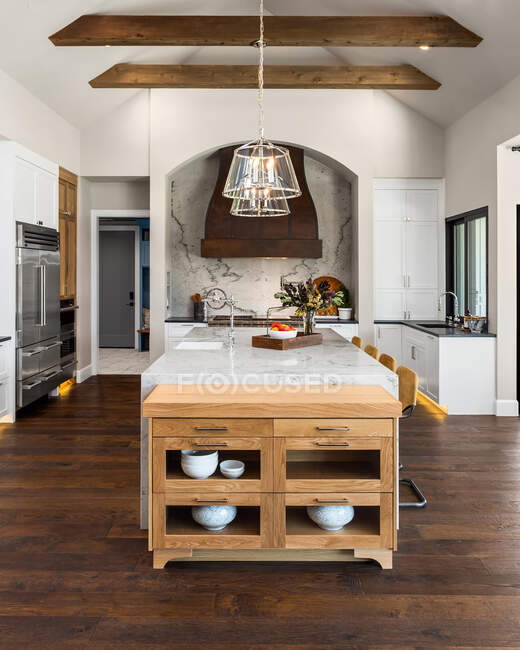 Cuisine dans une maison de luxe avec grande île et planchers de bois franc — Photo de stock