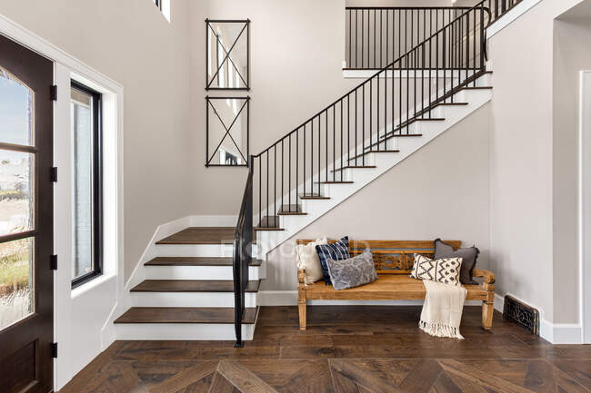 Entrada e escadas em nova casa de luxo — Fotografia de Stock