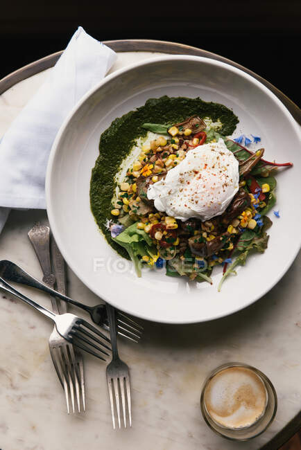 Insalata sana e colazione all'uovo in camicia al centro benessere — Foto stock