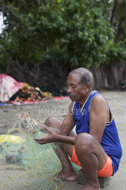 Pescadores estão removendo caranguejos de redes de pesca. — Fotografia de Stock