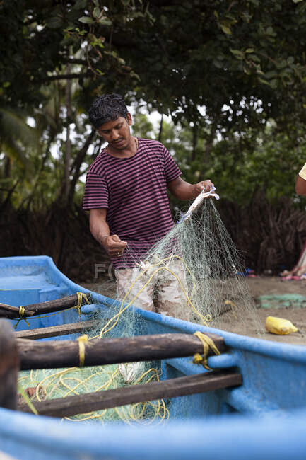 Рыбаки удаляют крабов из рыболовных сетей. — стоковое фото
