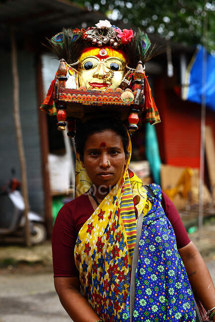 Mujer india lleva altar en su cabeza para ponerlo en el templo. - foto de stock