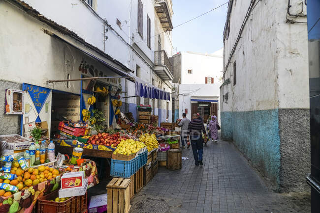 Tienda de comestibles en medina en Casablanca - foto de stock