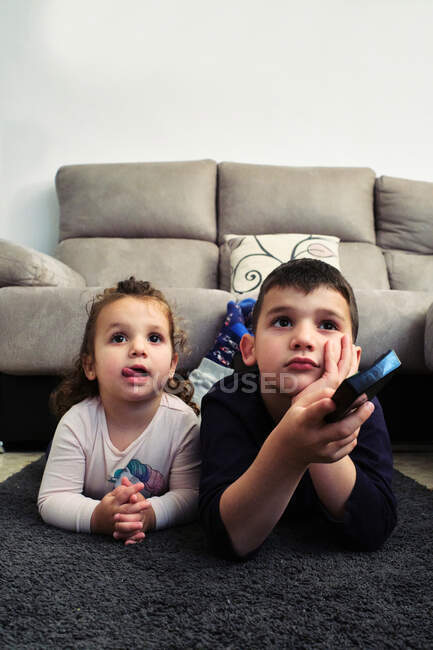 Братья и сёстры смотрят домашнее видео — стоковое фото