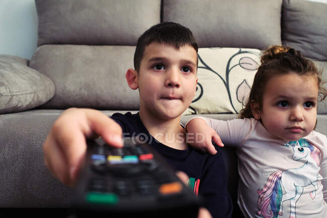 Siblings watching a home movie — Stock Photo
