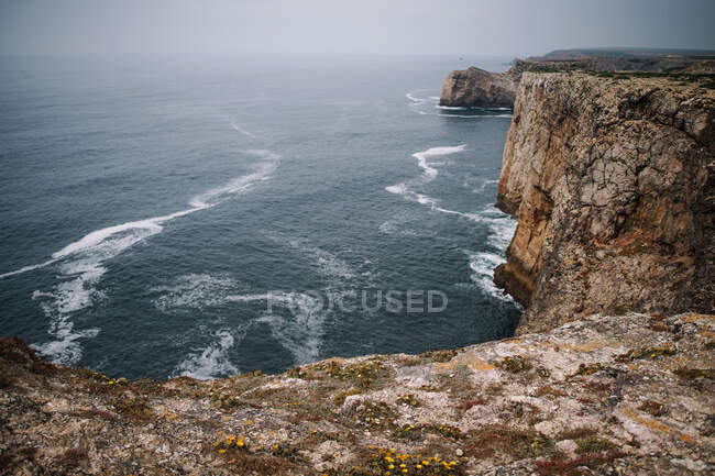 Bella vista della costa del mare sullo sfondo della natura — Foto stock