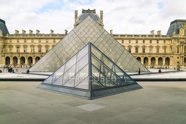 Louvre paris en otoño en París, Francia - foto de stock