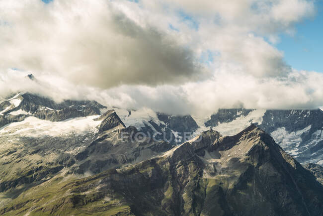 Hermosa vista de las montañas en el fondo de la naturaleza - foto de stock