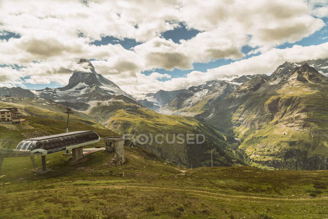 Beautiful landscape with a small village in the mountains — Stock Photo