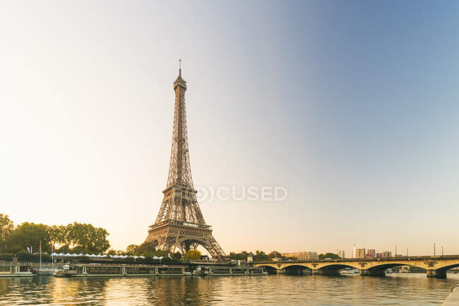 Вежа Ейфель рано - вранці з іншого боку річки Сена. — стокове фото