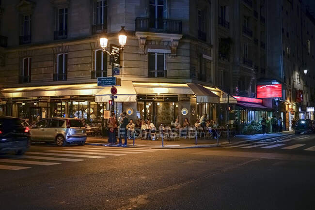 Bar at center of Paris  downtown at night — Stock Photo