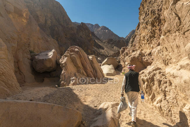Guida turistica beduina nelle montagne del Sinai vicino a Nuweiba e Santa Catrina — Foto stock