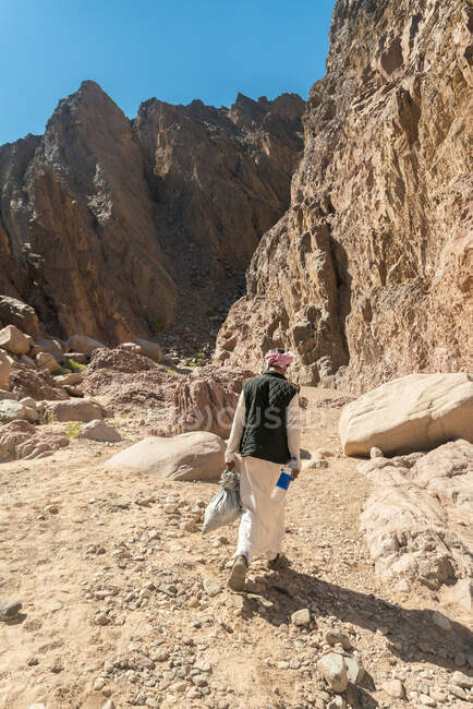Guide bédouin dans les montagnes du Sinaï près de Nuweiba et Saint Catrine — Photo de stock