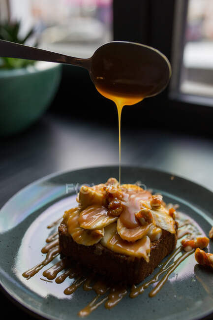 Nahaufnahme von köstlichem Dessert mit Schokolade und Honig — Stockfoto