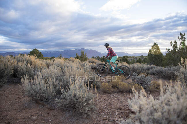 Une femme en vélo de montagne sur Gooseberry Mesa, Utah — Photo de stock