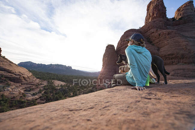 Eine Frau und ihre Hunde genießen die Aussicht auf Sedona, Arizona — Stockfoto