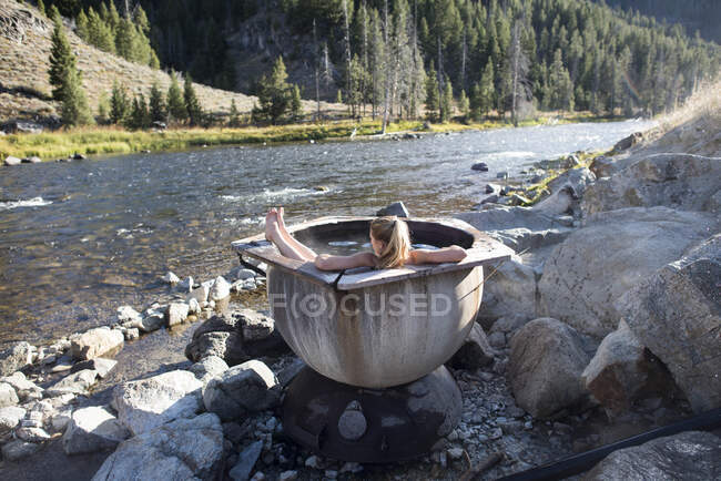 Eine Frau genießt ein Bad in den heißen Quellen, Idaho — Stockfoto