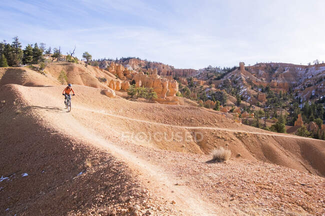 A woman riding the Thunder Mountain Trail. — Stock Photo