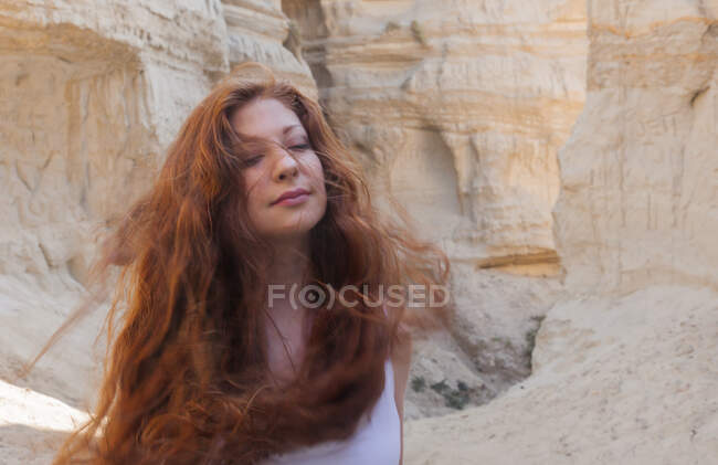 Рыжая женщина в ветреном каньоне — стоковое фото