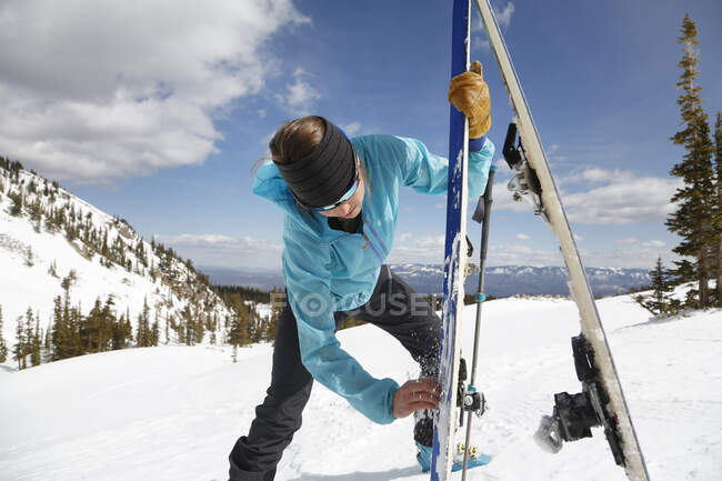 Woman waxes her skins on a backcountry tour on Mount Sopris, Colorad — Stock Photo