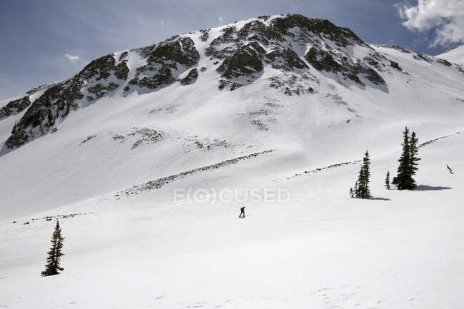 Une personne seule skie sur le Mont Sopris à Carbondale, Colorado — Photo de stock