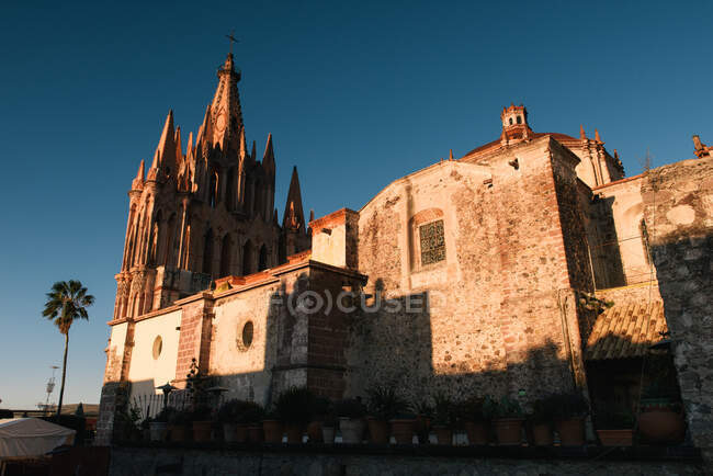 Parroquia de San Miguel Arcangel por trás enquanto o sol se põe nas paredes — Fotografia de Stock