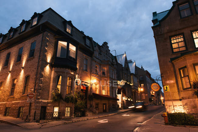 Evening and the lights of buildings in Quebec's Old Quarter — Stock Photo