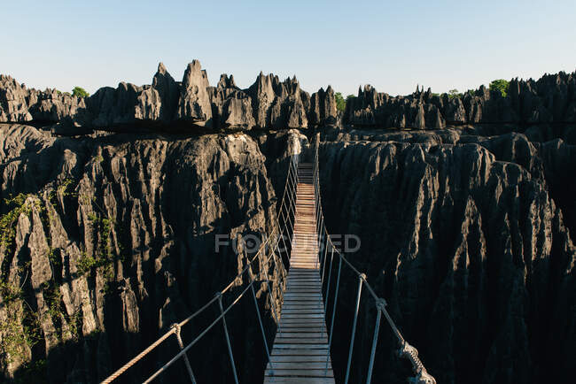 Crossing the rope suspension bridge above the Tsingy de Bemaraha — Stock Photo