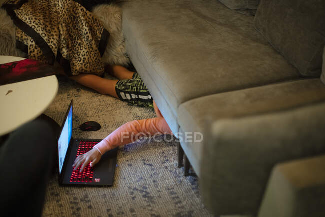 Mujer usando un teléfono móvil en la sala de estar - foto de stock