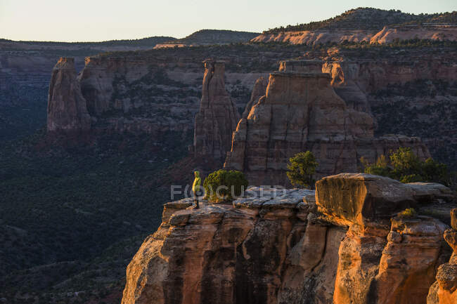 Bella vista del grande canyon con l'uomo turista in utah — Foto stock