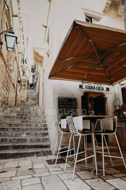 Restaurante en el casco antiguo de Dubrovnik Croacia con encanto — Stock Photo