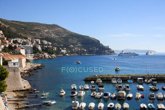 Porto ocupado com navios de cruzeiro na distância que vem em Dubrovnik — Fotografia de Stock