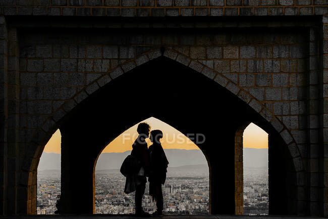 Mezquita de silueta de pareja en Shiraz - foto de stock