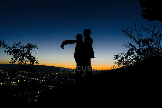 Gli amanti coppia silhouette sopra Shiraz — Foto stock