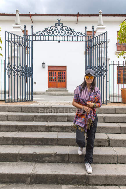 Frau geht in der weißen Stadt Popayan, Kolumbien, die Treppe hinunter — Stockfoto