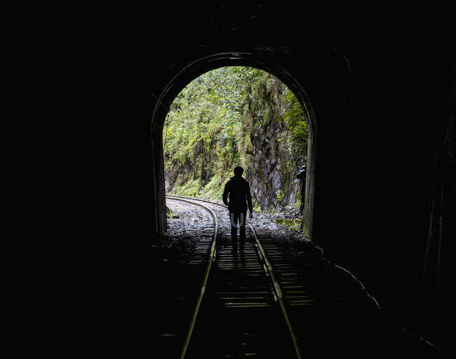 Caminante en las vías del tren que conducen a Aguas Calientes - foto de stock